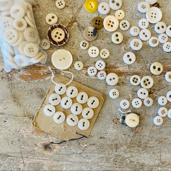 ♥️ Vintage ♥️ White & Cream Button Lot - Picture 5 of 10